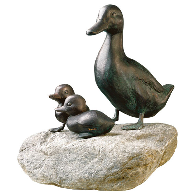Sculpture de jardin Mère canard avec poussin, cuivre sur pierre –  Classic-Art